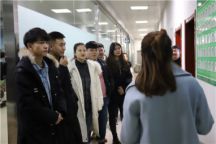 beat365官网学生权益维护中心参观学院食堂后厨