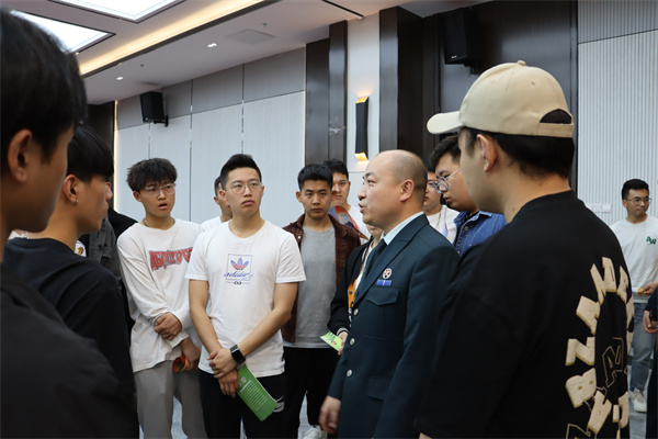 1685675660970883.jpg 李永兵参谋为现场同学解读政策.JPG