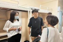 新学期各二级学院领导深入学生宿舍看望新同学