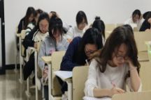 “沉浸式”感受语言与传媒学院晚自习