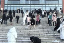 语言与传媒学院扫雪除冰，守护校园“阶梯”防线