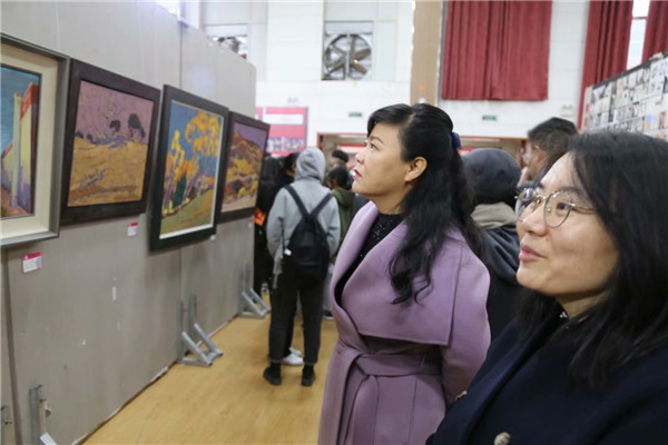 参观展览(7).jpg