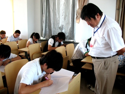 学院领导巡视期末考试考场