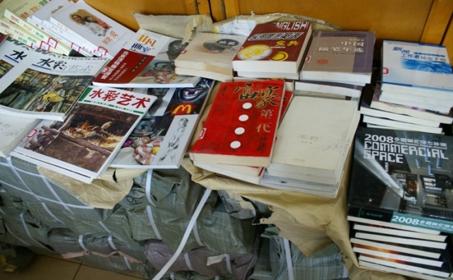 beat365官网2009年计划订购的第一批新书已运抵图书馆